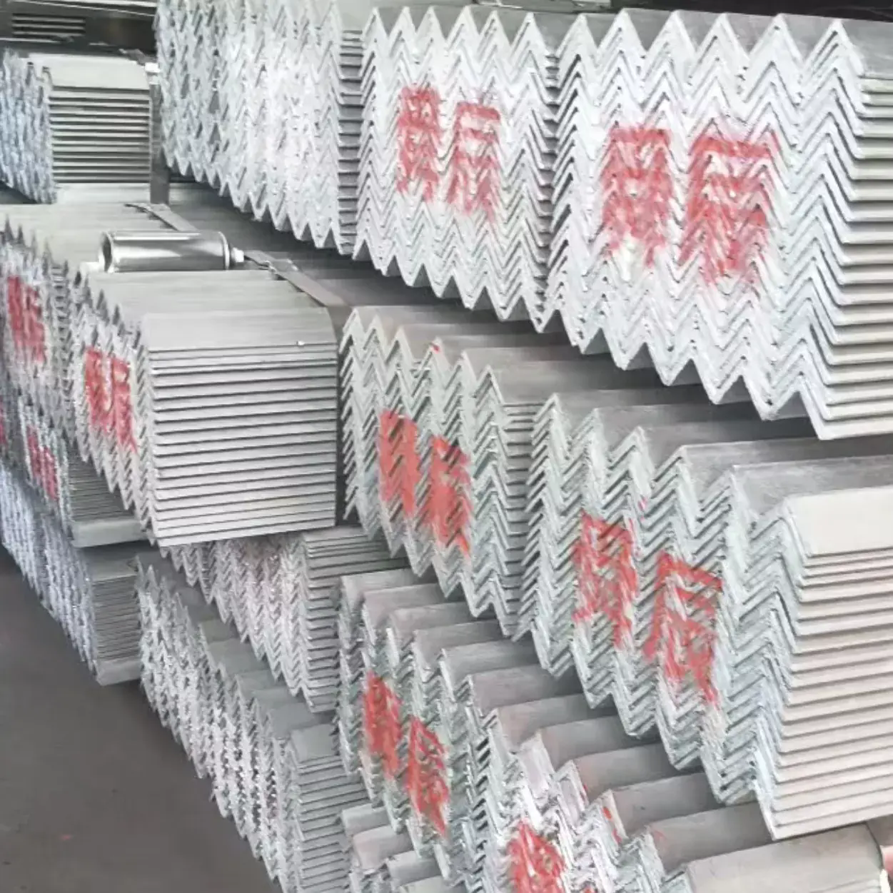 Was macht Angle Steel zur ersten Wahl für den Bau von Freileitungsmasten?